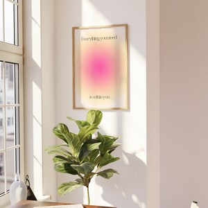 K&ouml;nnte beinhalten: Ein gerahmter Druck mit dem Text "Everything you need is within you." Das Kunstwerk zeigt einen Farbverlauf aus Rosa- und Gelbt&ouml;nen. Der Rahmen hat eine helle Holzfarbe, und der Druck wird an einer wei&szlig;en Wand angezeigt.