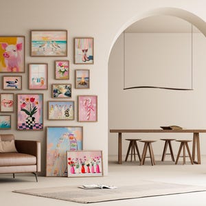 Pode incluir: Uma parede de galeria com impress&otilde;es de arte emolduradas em v&aacute;rios tamanhos e estilos, incluindo uma pintura de porco rosa, arranjos florais e cenas de praia. Uma poltrona de couro marrom e uma mesa lateral est&atilde;o em primeiro plano, com uma &aacute;rea de jantar ao fundo.