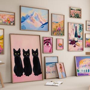 Pode incluir: Uma cole&ccedil;&atilde;o de impress&otilde;es de arte emolduradas em v&aacute;rios tamanhos e estilos, incluindo designs florais, paisagens e abstratos. A paleta de cores inclui rosa, azul, amarelo e verde. As obras de arte s&atilde;o exibidas em uma parede neutra.