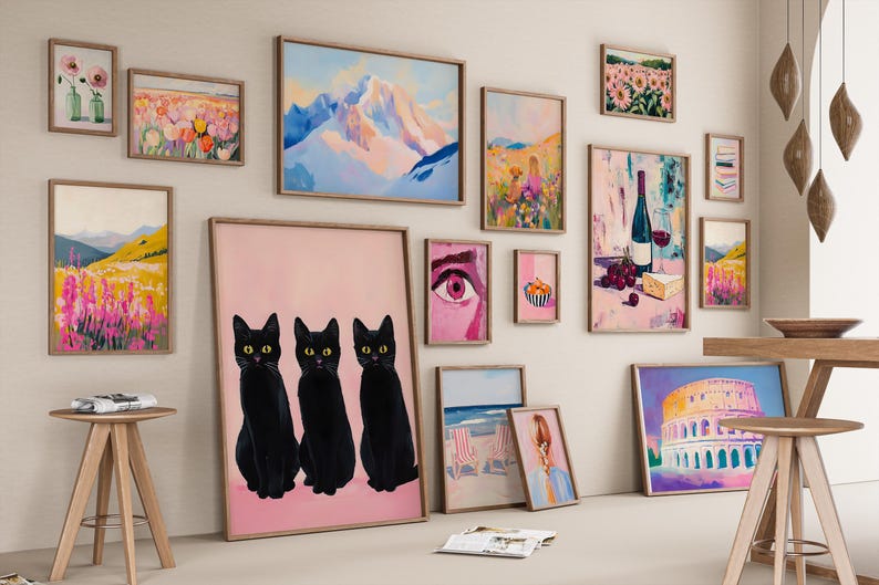 Pode incluir: Uma cole&ccedil;&atilde;o de impress&otilde;es de arte emolduradas em v&aacute;rios tamanhos e estilos, incluindo designs florais, paisagens e abstratos. A paleta de cores inclui rosa, azul, amarelo e verde. As obras de arte s&atilde;o exibidas em uma parede neutra.