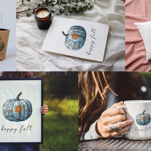 Peut inclure: Plusieurs articles sur le th&egrave;me de l'automne avec un motif de citrouille bleue et des d&eacute;tails floraux orange. Les articles comprennent une bo&icirc;te cadeau, un carnet, un coussin, une impression encadr&eacute;e et une tasse. L'expression "happy fall" est pr&eacute;sente.