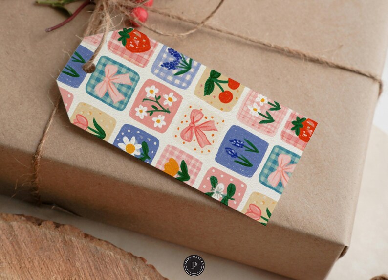 Puede incluir: Una etiqueta de regalo rectangular con un patr&oacute;n de cuadr&iacute;cula repetitivo de cuadrados coloridos. Cada cuadrado contiene ilustraciones de fresas, lazos rosas, margaritas, cerezas, flores azules y tulipanes sobre fondos a cuadros o pastel.