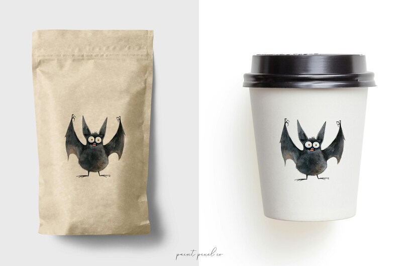 Puede incluir: Una bolsa de papel marr&oacute;n y una taza de caf&eacute; blanca con tapa negra, ambas con una ilustraci&oacute;n de dibujos animados de un murci&eacute;lago negro con ojos grandes y una amplia sonrisa.