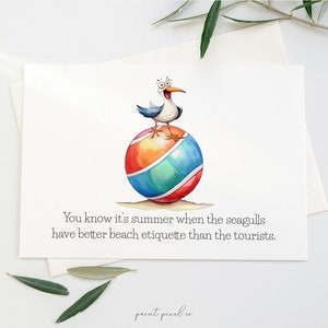 K&ouml;nnte beinhalten: Eine Aquarell-Illustration einer M&ouml;we, die auf einem Strandball steht, mit dem Text "You know it's summer when the seagulls have better beach etiquette than the tourists."