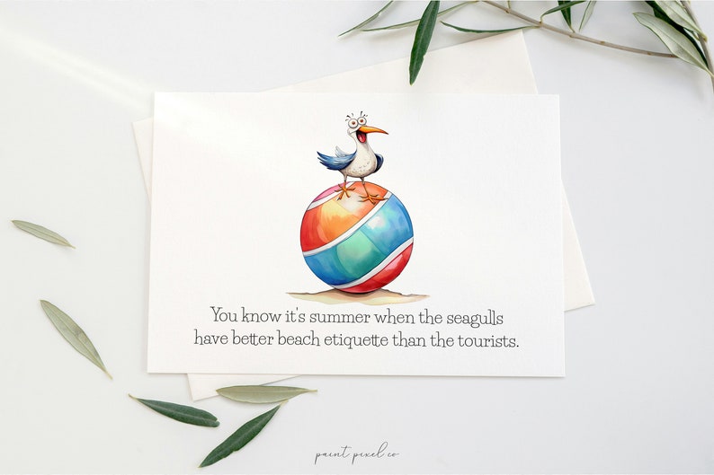 K&ouml;nnte beinhalten: Eine Aquarell-Illustration einer M&ouml;we, die auf einem Strandball steht, mit dem Text "You know it's summer when the seagulls have better beach etiquette than the tourists."