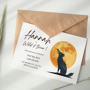 Puede incluir: Una tarjeta de invitaci&oacute;n blanca con un lobo aullando a la luna. El texto de la tarjeta dice "Hannah is Wild & Three!" e incluye detalles para una fiesta de cumplea&ntilde;os.