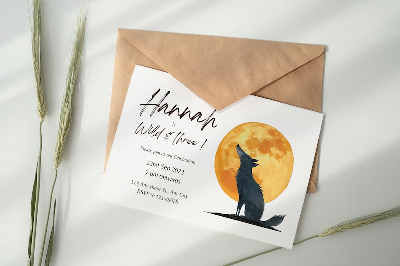 Puede incluir: Una tarjeta de invitaci&oacute;n blanca con un lobo aullando a la luna. El texto de la tarjeta dice "Hannah is Wild & Three!" e incluye detalles para una fiesta de cumplea&ntilde;os.