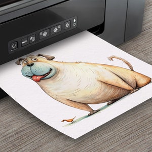 K&ouml;nnte beinhalten: Aquarell-Illustration eines Cartoon-Hundes mit langer Zunge, gedruckt von einem schwarzen Drucker. Der Hund ist hellbraun und wei&szlig;, mit blauem Maul und einem kleinen orangefarbenen Vogel in der N&auml;he.