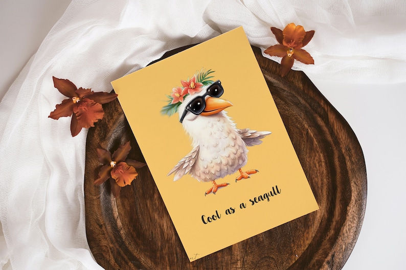 K&ouml;nnte beinhalten: Eine gelbe Karte mit einer Cartoon-Illustration einer wei&szlig;en M&ouml;we, die eine Sonnenbrille und eine Blumenkrone tr&auml;gt. Der Text "Cool as a seagull" ist auf der Karte gedruckt.