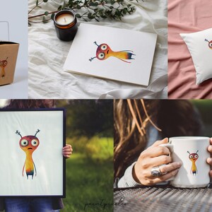 Puede incluir: Un conjunto de productos con una ilustraci&oacute;n de dibujos animados de un extraterrestre colorido, naranja, amarillo y rojo con ojos grandes. Los productos incluyen una taza, una almohada, una impresi&oacute;n enmarcada y un contenedor para llevar.