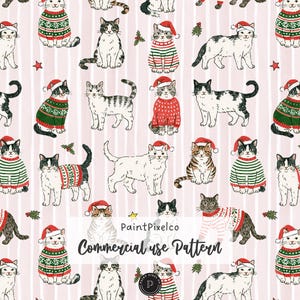 Puede incluir: Un patrón repetitivo sobre fondo rosa claro con rayas verticales blancas que muestra varios gatos, algunos con jerséis navideños rojos y verdes y gorros de Papá Noel, intercalados con pequeñas ramas de acebo y el texto PaintPixelco Commercial use Pattern.