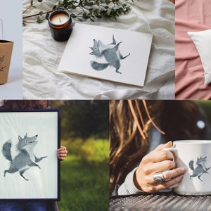 Puede incluir: Un conjunto de productos con una ilustraci&oacute;n de acuarela de un lobo gris bailando. Los productos incluyen una taza, una almohada, una bolsa de mano y una impresi&oacute;n enmarcada.