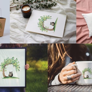 Peut inclure: Une illustration aquarelle d'un hibou assis dans un arbre aux feuilles vertes. L'illustration est disponible sur une vari&eacute;t&eacute; de produits, notamment une tasse, un coussin, un sac fourre-tout et une impression encadr&eacute;e.