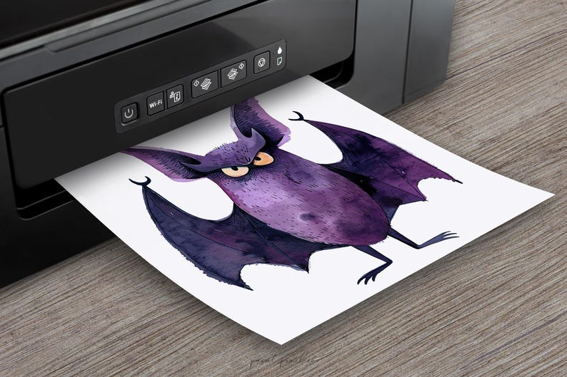 Puede incluir: Una ilustraci&oacute;n de acuarela morada de un murci&eacute;lago con ojos grandes y enojados. El murci&eacute;lago est&aacute; impreso en una hoja de papel blanca que sale de una impresora negra.