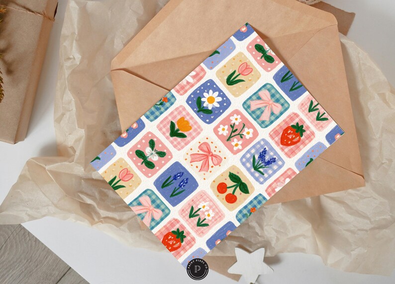 Puede incluir: Una tarjeta de felicitaci&oacute;n rectangular con un patr&oacute;n de cuadr&iacute;cula repetitivo de cuadrados. Cada cuadrado contiene una ilustraci&oacute;n diferente, incluyendo lazos rosas, fresas rojas, cerezas rojas, margaritas blancas, tulipanes y lavanda.