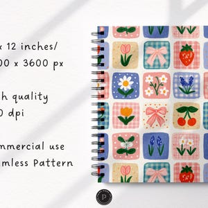 Puede incluir: Un cuaderno de espiral con un patr&oacute;n de cuadr&iacute;cula de cuadrados con ilustraciones de flores, fresas, cerezas y lazos rosas. El texto a la izquierda dice: 12 x 12 inches/ 3600 x 3600 px, High quality 300 dpi, Commercial use Seamless Pattern.