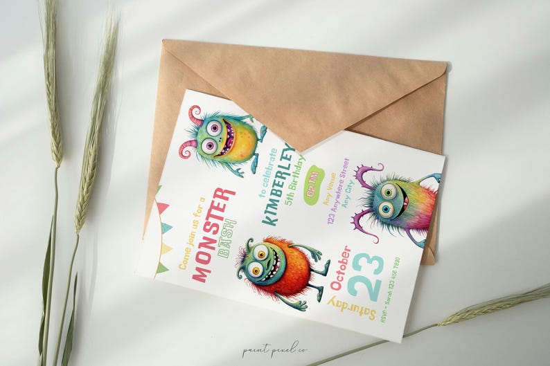 Pu&ograve; includere: Un invito colorato per un Monster Bash per celebrare il quinto compleanno di Kimberley. L'invito presenta tre mostri dei cartoni animati con colori vivaci e dettagli divertenti. Il testo sull'invito recita: "Unisciti a noi per un Monster Bash per celebrare il quinto compleanno di Kimberley. Sabato 23 ottobre, 123 Anywhere Street, Any City."
