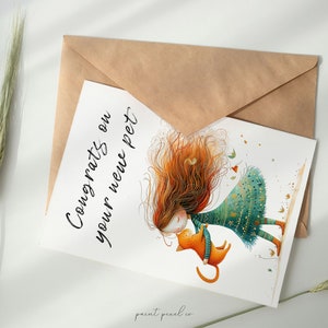 K&ouml;nnte beinhalten: Eine Gl&uuml;ckwunschkarte mit einer handgeschriebenen Nachricht, die "Herzlichen Gl&uuml;ckwunsch zu deinem neuen Haustier" lautet. Die Karte zeigt eine Illustration eines M&auml;dchens mit langen roten Haaren, das eine Katze umarmt. Das M&auml;dchen tr&auml;gt ein t&uuml;rkisfarbenes und goldenes Kleid und die Katze ist orange.