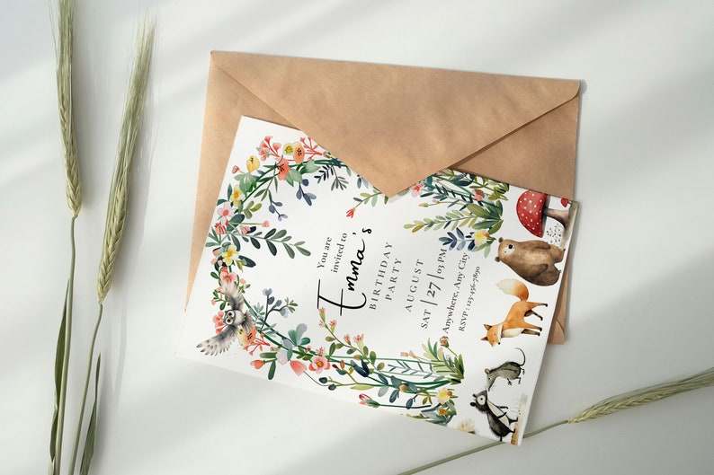 Peut inclure: Une carte d'invitation blanche avec une bordure de couronne florale et des animaux de la for&ecirc;t. Le texte indique "Vous &ecirc;tes invit&eacute; &agrave; l'anniversaire d'Emma F&ecirc;te d'anniversaire Ao&ucirc;t Sam 27 | 15h00 RSVP : N'importe o&ugrave;, N'importe quelle ville".