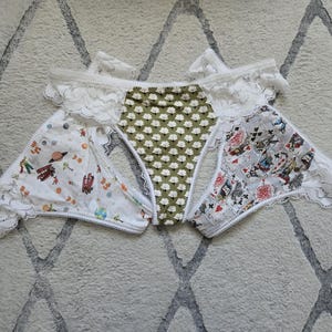 Tanga pour femme avec de la dentelle blanche inspiration jeux de cartes, fleurs et le petit prince