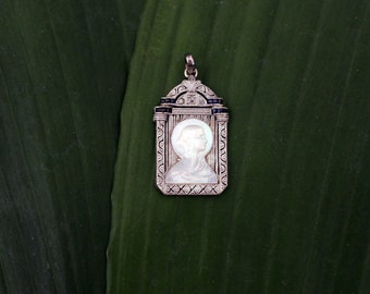 Art Deco Virgin Mary pendant - Mother of Pearl Sapphires and White gold 18K - Early 20th Century