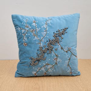 Funda de almohada contemporánea de lujo en azul polvoriento y plateado, moderna, bordada a mano, con detalles personalizados.