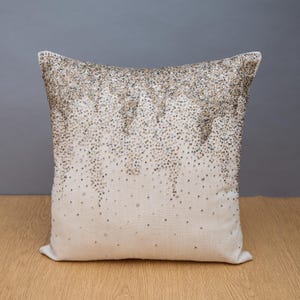 Funda de almohada de lujo, contemporánea, moderna, bordada a mano y adornada con detalles de plata, oro y blanco.