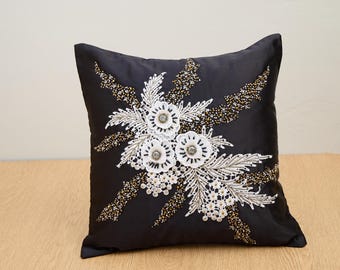 Schwarzer Satin Kissenbezug, Handgestickte weisse Rosen, Gold Perlen, Silber Kristalle