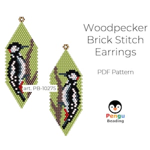 Puede incluir: Un patrón PDF para pendientes de punto de ladrillo con dos pájaros carpinteros en una rama verde. El patrón se titula "Woodpecker Brick Stitch Earrings" e incluye el número de artículo "PB-10275".