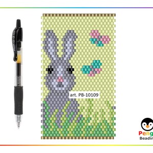 Puede incluir: Un patr&oacute;n de abalorios para un conejito gris con hierba verde y mariposas rosas y azules. El patr&oacute;n est&aacute; etiquetado como "art. PB-10109".