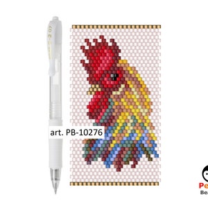Peut inclure: Un motif de coq en perles avec des perles rouges, jaunes, bleues et brunes sur un fond blanc. Le motif est intitulé "art. PB-10276".