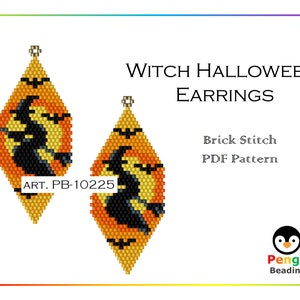 Könnte beinhalten: Ein PDF-Muster für gewebte Ohrringe im Ziegelstich mit einer Hexe, die auf einem Besen mit einem Halbmond und Fledermäusen fliegt. Das Muster trägt den Titel "Witch Halloween Earrings" und die Artikelnummer "ART. PB-10225".