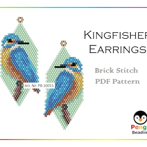 Puede incluir: Un par de pendientes de martín pescador hechos con cuentas en punto de ladrillo. Los pendientes son verdes, azules, marrones y naranjas. Los pendientes están etiquetados como "Kingfisher Earrings" y "Brick Stitch PDF Pattern".