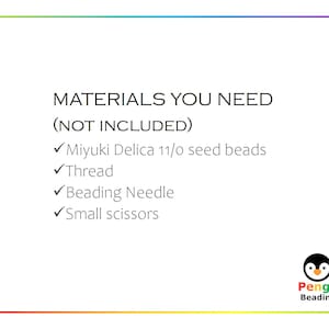 Puede incluir: Una lista de materiales necesarios para un proyecto de abalorios, incluyendo cuentas de semillas Miyuki Delica 11/0, hilo, una aguja para abalorios y tijeras peque&ntilde;as. El texto "MATERIALES QUE NECESITAS (NO INCLUIDOS)" est&aacute; en la parte superior de la lista. Un logotipo de ping&uuml;ino con el texto "Pengu Beading" est&aacute; en la parte inferior de la lista.