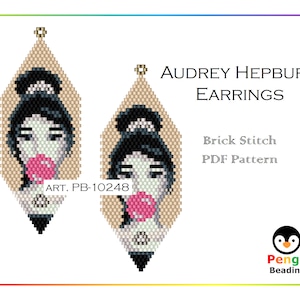 Può includere: Un paio di orecchini perlati con un motivo a punto mattoncino raffigurante Audrey Hepburn con una gomma da masticare in bocca. Gli orecchini sono beige, nero, bianco e rosa. Il testo "Audrey Hepburn Earrings" e "Brick Stitch PDF Pattern" è incluso nell'immagine.