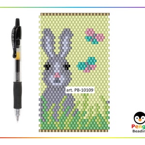 Puede incluir: Un patr&oacute;n de abalorios para un conejito gris con hierba verde y mariposas rosas y azules. El patr&oacute;n est&aacute; etiquetado como "art. PB-10109".