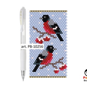 Könnte beinhalten: Ein Perlenkunstwerk mit zwei roten und schwarzen Vögeln auf einem Ast mit roten Beeren, vor einem hellblauen Hintergrund. Der Text "art. PB-10256" ist sichtbar. Ein durchsichtiger Stift befindet sich links.