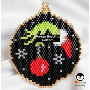 Puede incluir: Adorno navideño con cuentas con un fondo negro, que presenta una figura verde parecida al Grinch, un adorno rojo y copos de nieve blancos. El adorno tiene un borde dorado y el texto "Pengu Beading Pattern".
