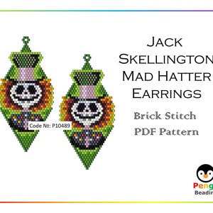 Può includere: Uno schema PDF per orecchini a perline con Jack Skellington di The Nightmare Before Christmas. Gli orecchini sono verdi, neri e arancioni con un design a punto mattoncino. Lo schema è intitolato "Jack Skellington Mad Hatter Earrings" e include il codice P10489.