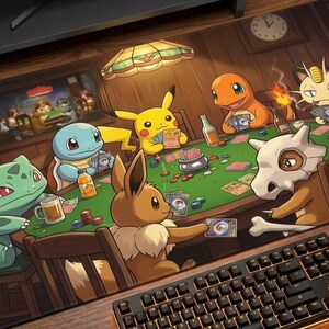 Peut inclure: Un tapis de bureau rectangulaire présentant une illustration colorée de Pikachu, Carapuce, Bulbizarre, Évoli, Salamèche, Miaouss et Osselait assis autour d'une table de poker verte, jouant aux cartes dans une pièce sombre avec une lampe et une horloge.