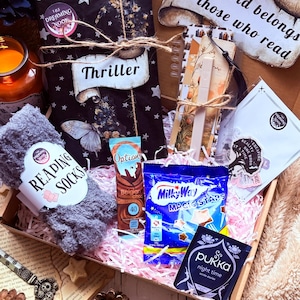 Thriller Book Blind Date Gift Box: Cozy Socks, Tea & Stickers