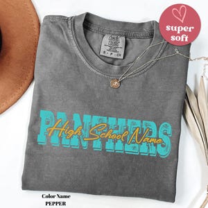 Komfort Farben Benutzerdefinierte Schulmaskottchen Shirt, personalisiertes Schullogo T-Shirt, Zurück zu Schulgeist Shirts, Team Name Maskottchen T-Shirt Geschenk