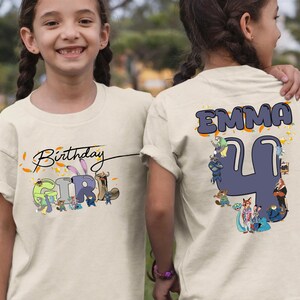 K&ouml;nnte beinhalten: Hellbeige T-Shirt mit der Aufschrift "Birthday Girl" und einer Cartoon-Grafik auf der Vorderseite. Auf der R&uuml;ckseite des Shirts stehen der Name "EMMA" und die Zahl "4" mit Cartoon-Figuren. Das Shirt ist f&uuml;r einen Geburtstag.