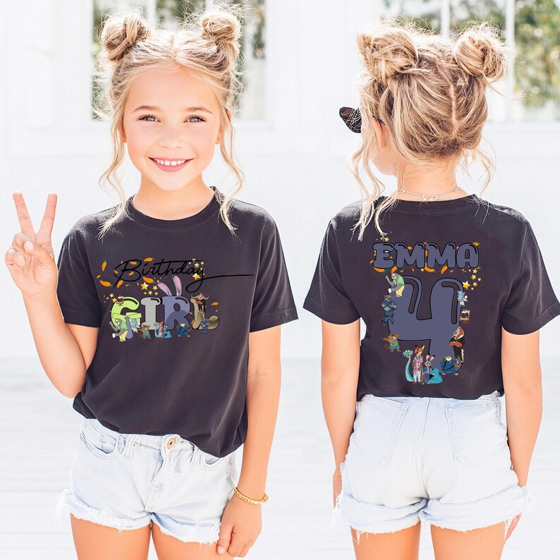 K&ouml;nnte beinhalten: Dunkelgraues T-Shirt mit der Aufschrift "Birthday Girl" und der Zahl "4". Auf der Vorderseite des Shirts steht "Birthday Girl" in einer bunten Schrift. Auf der R&uuml;ckseite des Shirts steht der Name "EMMA" und die Zahl "4".