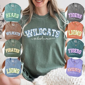 Komfort Farben Benutzerdefinierte Schulmaskottchen Shirt, personalisiertes Schullogo T-Shirt, Zurück zu Schulgeist Shirts, Team Name Maskottchen T-Shirt Geschenk