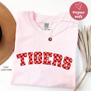 Komfort Farben Benutzerdefinierte Schulmaskottchen Shirt, personalisiertes Schullogo T-Shirt, Zurück zu Schulgeist Shirts, Team Name Maskottchen T-Shirt Geschenk
