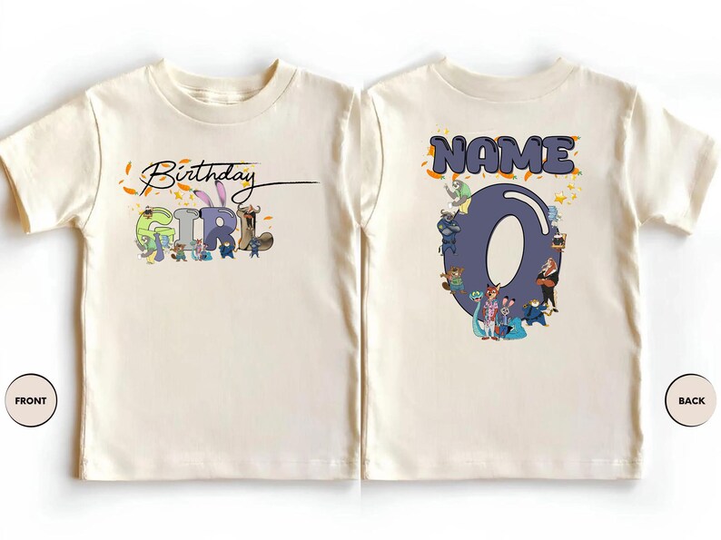 K&ouml;nnte beinhalten: Cremefarbenes Kleinkind-T-Shirt mit einer bunten Grafik. Auf der Vorderseite steht "Birthday GIRL" mit Zeichentrickfiguren. Auf der R&uuml;ckseite steht "NAME" &uuml;ber einer gro&szlig;en Zahl "0" mit weiteren Zeichentrickfiguren. Ein lustiges Geburtstags-Shirt.