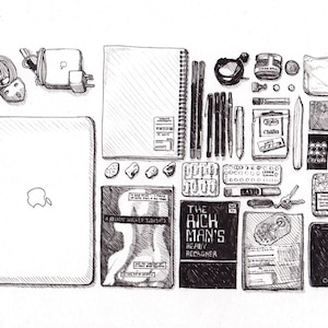 Op de afbeelding: Een zwart-witte illustratie van de dagelijkse spullen van een persoon, waaronder een laptop, een notitieboek, pennen, potloden, een boek getiteld "The Rich Man's Ready Reckoner", een pakje sigaretten, een aansteker, een telefoon en andere diverse items.