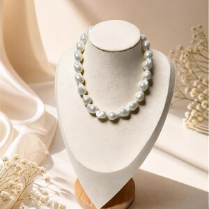 Collar de perlas color marfil hecho a mano, joyería minimalista elegante y orgánica.