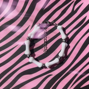 Pulsera Skin and Bonez / Una pulsera de hueso inspirada en el grunge y la escena de los años 2000